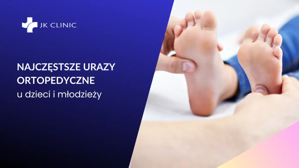 Dziecko ćwiczy z fizjoterapeutą na macie w gabinecie, podczas rehabilitacji po urazie ortopedycznym w JK Clinic Warszawa Wawer.